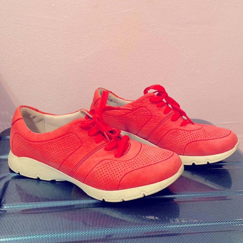 Women sneakers Size 39. Wore once.